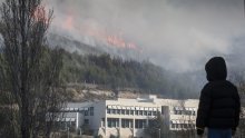 Požar iznad Žrnovnice se širi, vatrogasci spremni braniti kuće