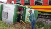 U sudaru autobusa i vlaka 32 ozlijeđenih