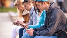 Oprez! Tinejdžeri mogu postati ovisni o SMS-anju!