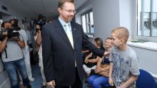 Varga posjetio mališane koji se liječe na novom odjelu dječje onkologije