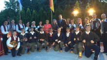 Merkel u Beogradu: šajkače, opanci, roštilj i pečenje