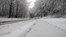U Lici, Slavoniji i Gorskom kotaru snijeg otežava vožnju