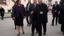 Josipović na misi, Grabar Kitarović dijelila pohane lignje