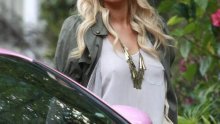 Paris Hilton bez grudnjaka provozala roza auto