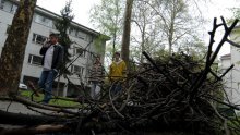 Po centru padala stakla, a dijelovi krova završili na pruzi