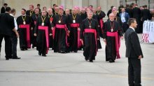 'Fejsaju' li hrvatski biskupi?