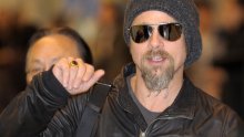 Brad Pitt bradu ukrotio sitnim perlicama