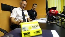 Plinskim pištoljem i palicom na vozače Taxi Cammea