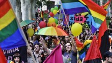 Kultni poljubac usred prosvjeda protiv gay brakova