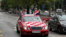 Smijete li montirati zastavice na auto ili ne?
