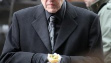 Christopher Walken je Kapetan Kuka, a Petar Pan je žena