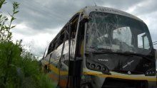 Bus sletio u kanal: Jedan putnik poginuo, 9 ozlijeđenih