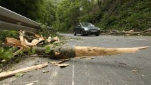 Zbog odrona zatvoreni granični prijelazi iz Slovenije, Sljemenska cesta zakrčena stablima