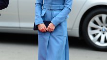 Izvrsna u plavom: Kate Middleton postavlja trendove