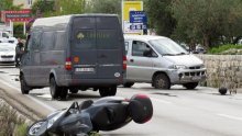 U sudaru s mini busom poginuo motociklist