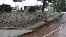Poplavljen dio rive u Šibeniku, u Makarskoj odroni