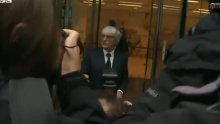 Bernie Ecclestone zbunjen rotirajućim vratima vrtio se u krug