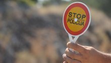 Mercedesom udarili policajca i dali se u bijeg