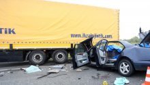 U sudaru s kamionom poginula vozačica automobila