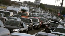 Na Lučkom kolona duga jedan kilometar