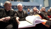 Dodik nastavlja napade na biskupa Komaricu, traži povlačenje izjave