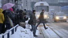 Zagreb zatrpava novi snijeg, problemi u prometu