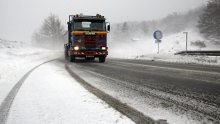 Olujni vjetar i snijeg otežavaju promet
