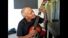 Poslušajte kako zvuči gitara svirana žlicom