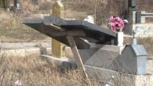 Albanci ruše srpske spomenike na Kosovu