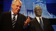Potpuno tetovirani kandidat ili knez koji spava