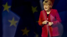 Merkel poručila Hollandeu da moraju donijeti 'neophodne odluke'