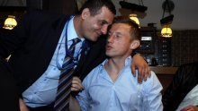 Umjesto ludog slavlja, Olića prijatelji tješili