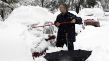 Zbog snijega problemi u prometu i opskrbi strujom