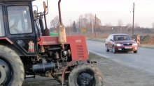 Vlasnik traktorom zaustavio vatru i spriječio da izgori čitav voćnjak
