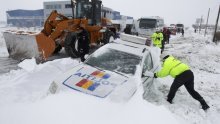 Vojska spašava 900 ljudi u vozilima zatrpanim snijegom