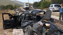 Nagibni vlak naletio na auto, dvoje ozlijeđenih