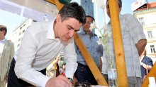 SDP leader signs petition, 57% of signatures collected so far