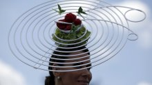 Revija ekstravagantnih šešira u Ascotu