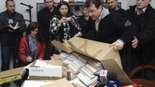Žužulov šou: Pred novinare istresao desetke kilograma dokumenata
