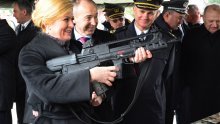 Predsjednica se uz osmijeh mašila puške i otkrila prioritete