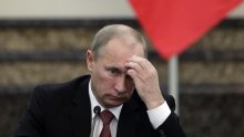 Putin priznao da ne može pročitati vlastiti rukopis