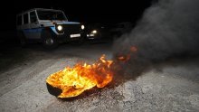 Kamenovali policiju pa postavili barikade