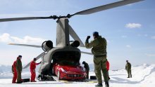 Kako doći Ferrarijem u planine? Helikopterom!