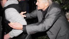 Michael Douglas nasrnuo na fotografa