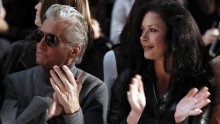 Zeta-Jones i Douglas uživali na modnoj reviji