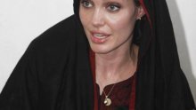 Angelina omotana u crni hidžab