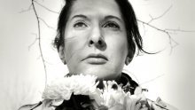 Marina Abramović o mračnoj Jugoslaviji i roditeljima koji su spavali s napunjenim pištoljima