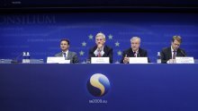 Žbogar: Ne blokiramo Hrvatsku, Bildt : Blokirate!