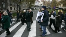 Prosvjednika 20 metara vozila na haubi