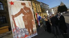 Slike Titovih žrtava na njegovom trgu